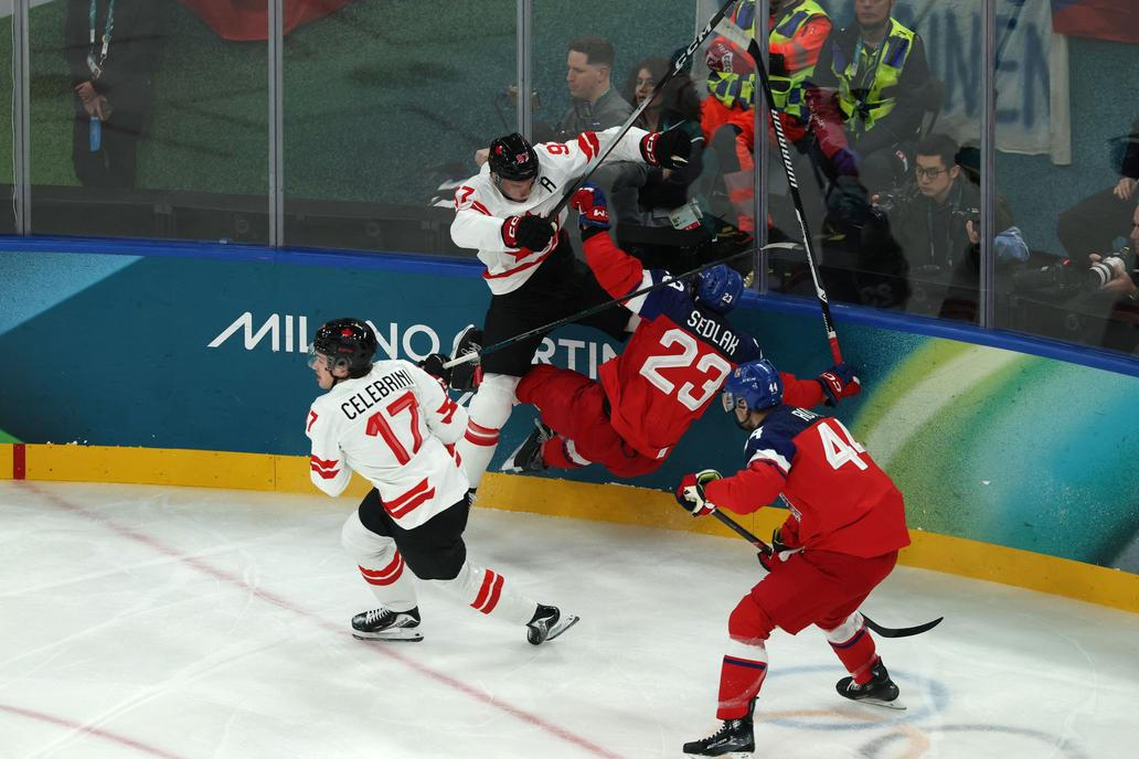 Connor McDavid a Lukáš Sedlák  v zápase Česko - Kanada na ZOH 2026