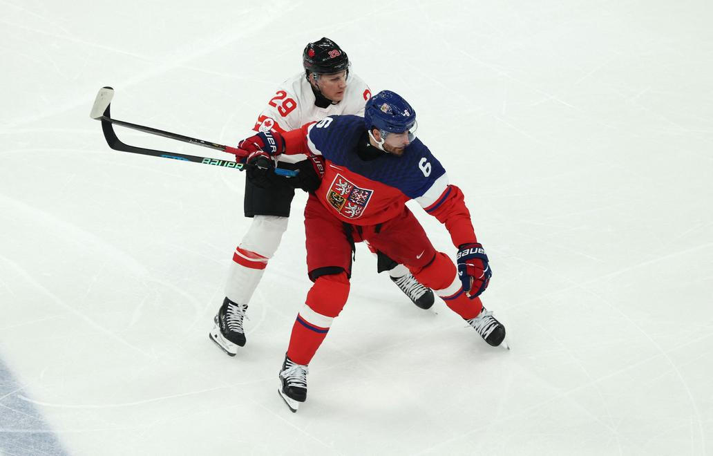 Michal Kempný a Nathan MacKinnon v zápase Česko - Kanada na ZOH 2026