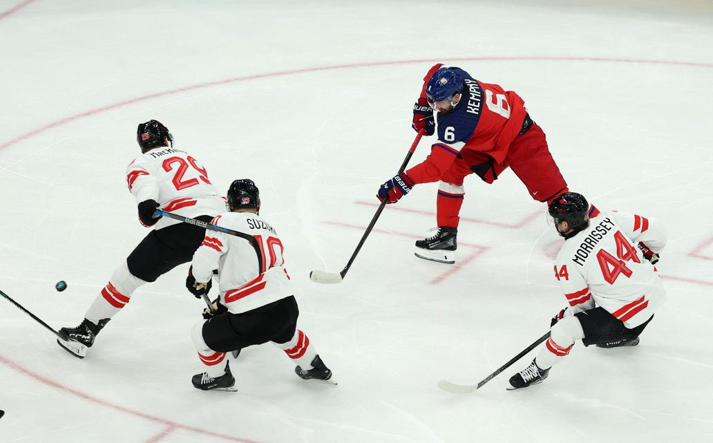 Michal Kempný, Nathan Mackinnon, Nick Suzuki a Josh Morrissey v zápase Česko - Kanada na ZOH 2026