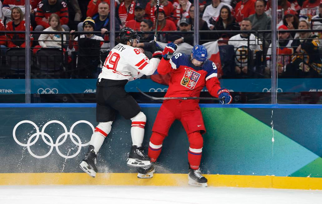 Drew Doughty a David Tomášek v zápase Česko - Kanada na ZOH 2026