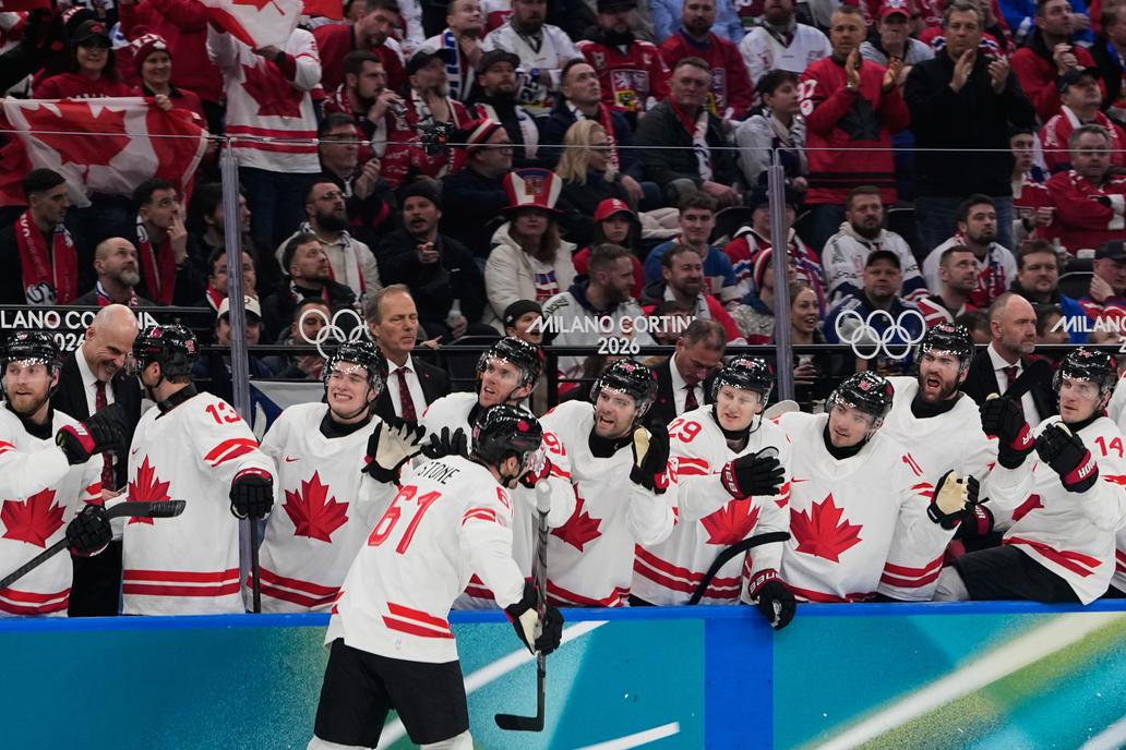 Kanaďané slaví druhý gól v zápase Česko - Kanada na ZOH 2026.