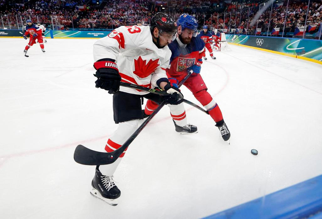 Brad Marchand a Filip Hronek v zápase Česko - Kanada na ZOH 2026