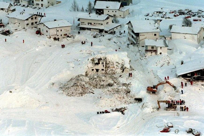 Megalavina. Z momentu, kdy masa sněhu pohřbila město a zabila desítky lidí, mrazí dodnes