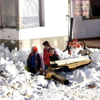 Ohromná masa sněhu pohřbila téměř polovinu obce a připravila o život 31 lidí. 