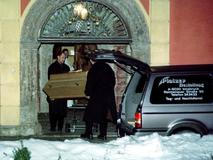 Kvůli bouři zůstalo místo odříznuté od světa i od pomoci. Přeživší tak museli vyhrabávat těla svých příbuzných sami.