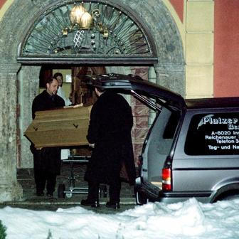 Kvůli bouři zůstalo místo odříznuté od světa i od pomoci. Přeživší tak museli vyhrabávat těla svých příbuzných sami.