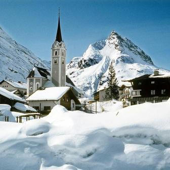 Britský turista Jason Tait tehdy natáčel lavinu z okna hotelu v části obce, kterou masa přímo nezasáhla. "Vypadalo to jako sněhová bouře. Neviděli jste dál než pár centimetrů za sklo. Bylo to jako dívat se do bubnu vířící pračky."