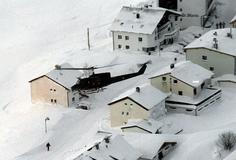 Když se sníh zastavil, strávil podle svých slov se záchranáři sedm hodin kopáním.