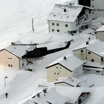 Když se sníh zastavil, strávil podle svých slov se záchranáři sedm hodin kopáním.