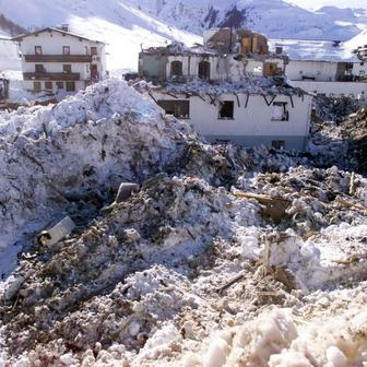Ačkoliv se celá událost odehrála v řádu několika desítek vteřin, našli se i tací, kteří v nenadálém chaosu nezaváhali. Místní lékař Friedrich Treidl vyběhl k místu neštěstí okamžitě. "Budovy, které jsem znal, tam najednou nebyly. Některé místnosti byly úplně plné sněhu."