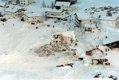 Proč se ničivá lavina dostala až do vesnice, když to místní podle historických záznamů považovali za krajně nepravděpodobné?