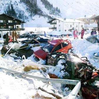 Únor 1999 přepisoval sněhové statistiky – nad Galtürem ležely až čtyři metry bílé masy.
Jenže rozhodující nebylo množství sněhu, ale vítr. Ten po několik dní hnal sníh po hřebenech rychlostí kolem sta kilometrů za hodinu. Přesouval ho po svazích jako písek v přesýpacích hodinách a ukládal přesně tam, kde to bylo nejnebezpečnější – nad samotnou obcí. Směr proudění sehrál fatální roli.