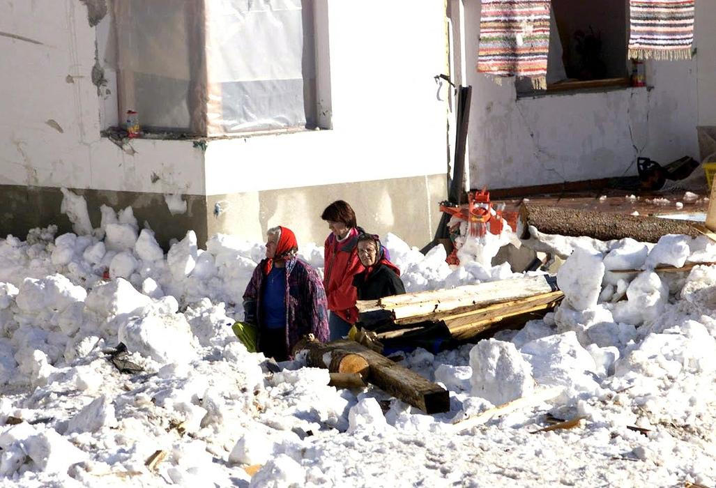 Ohromná masa sněhu pohřbila téměř polovinu obce a připravila o život 31 lidí. 