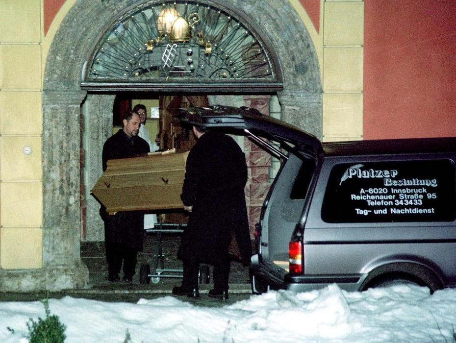 Kvůli bouři zůstalo místo odříznuté od světa i od pomoci. Přeživší tak museli vyhrabávat těla svých příbuzných sami.