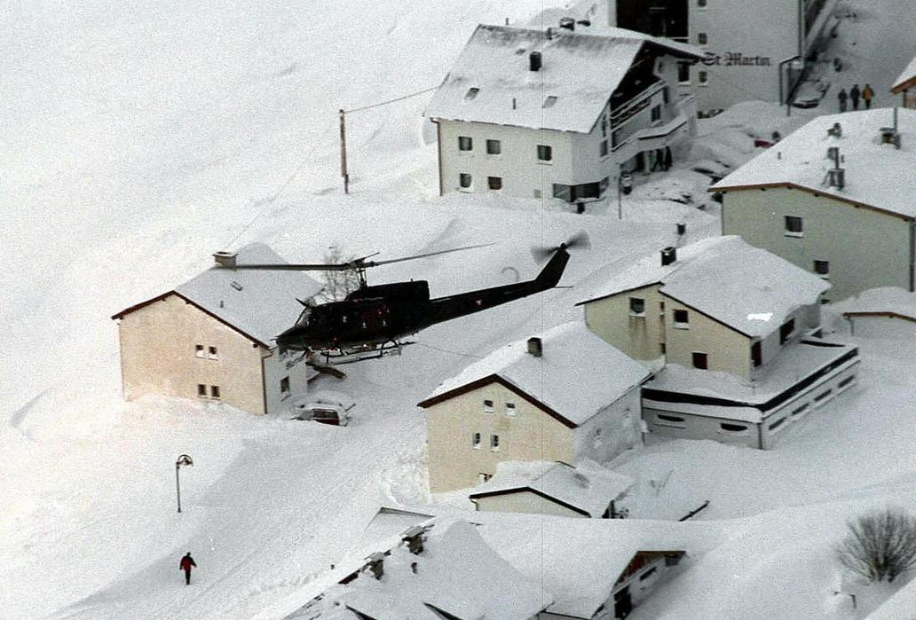 Když se sníh zastavil, strávil podle svých slov se záchranáři sedm hodin kopáním.