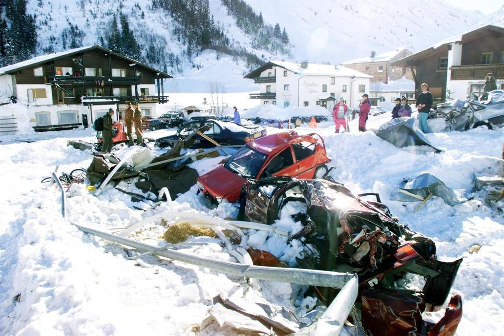 Únor 1999 přepisoval sněhové statistiky – nad Galtürem ležely až čtyři metry bílé masy.
Jenže rozhodující nebylo množství sněhu, ale vítr. Ten po několik dní hnal sníh po hřebenech rychlostí kolem sta kilometrů za hodinu. Přesouval ho po svazích jako písek v přesýpacích hodinách a ukládal přesně tam, kde to bylo nejnebezpečnější – nad samotnou obcí. Směr proudění sehrál fatální roli.