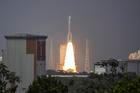 Raketa Ariane 6 nesoucí 32 satelitů pro souhvězdí Amazon Leo startuje z Guyanského vesmírného střediska v Kourou ve francouzském zámořském departementu Guyana 12. února 2026.