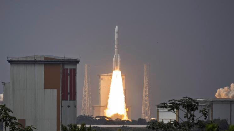 Raketa Ariane 6 nesoucí 32 satelitů pro souhvězdí Amazon Leo startuje z Guyanského vesmírného střediska v Kourou ve francouzském zámořském departementu Guyana 12. února 2026.