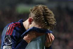 Zklamaný Martin Odegaard z Arsenalu v zápase na hřišti Brentfordu