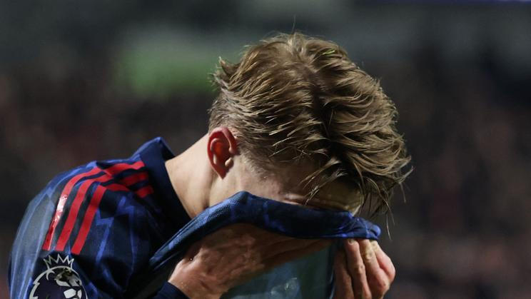 Zklamaný Martin Odegaard z Arsenalu v zápase na hřišti Brentfordu