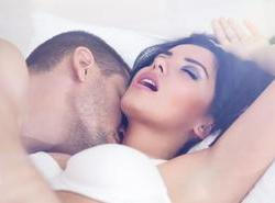 K motivaci lidí předstírat vyvrcholení může přispívat i fakt, že se jim skutečný orgasmus nedaří.