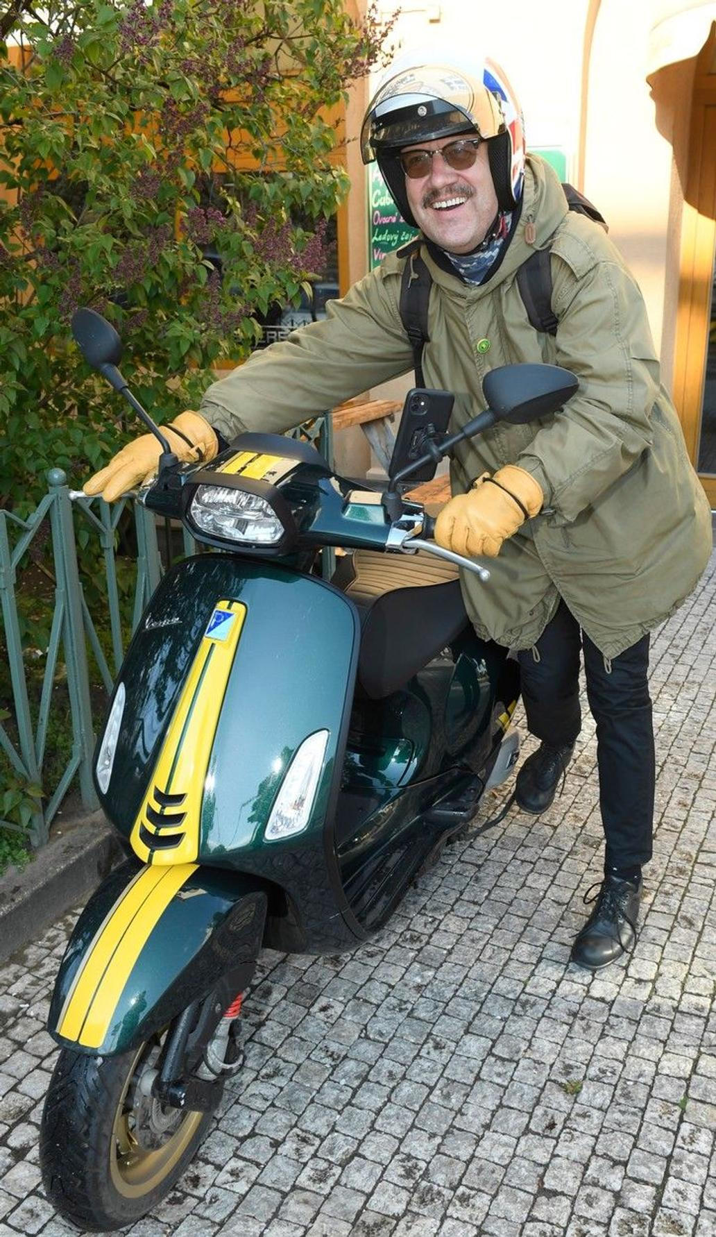 Velkou vášní Davida Matáska je jeho Vespa. David Matásek