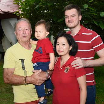 Petr Janda s vnukem Matoušem a jeho rodinou v roce 2020