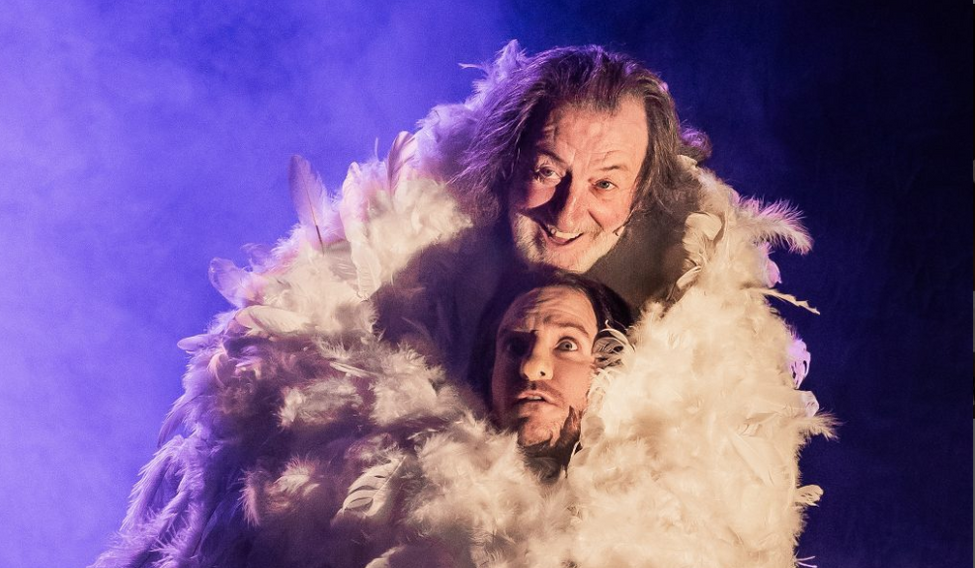 Bolek Polívka v autorské inscenaci ztvárnil svého hereckého kolegu, divadelního a filmového herce Jiřího Pechu, který zemřel v roce 2019. 