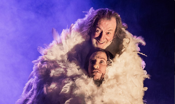 Bolek Polívka v autorské inscenaci ztvárnil svého hereckého kolegu, divadelního a filmového herce Jiřího Pechu, který zemřel v roce 2019. 