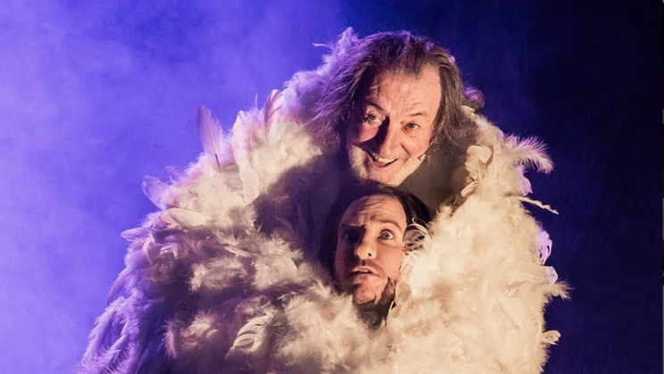 Bolek Polívka v autorské inscenaci ztvárnil svého hereckého kolegu, divadelního a filmového herce Jiřího Pechu, který zemřel v roce 2019. 