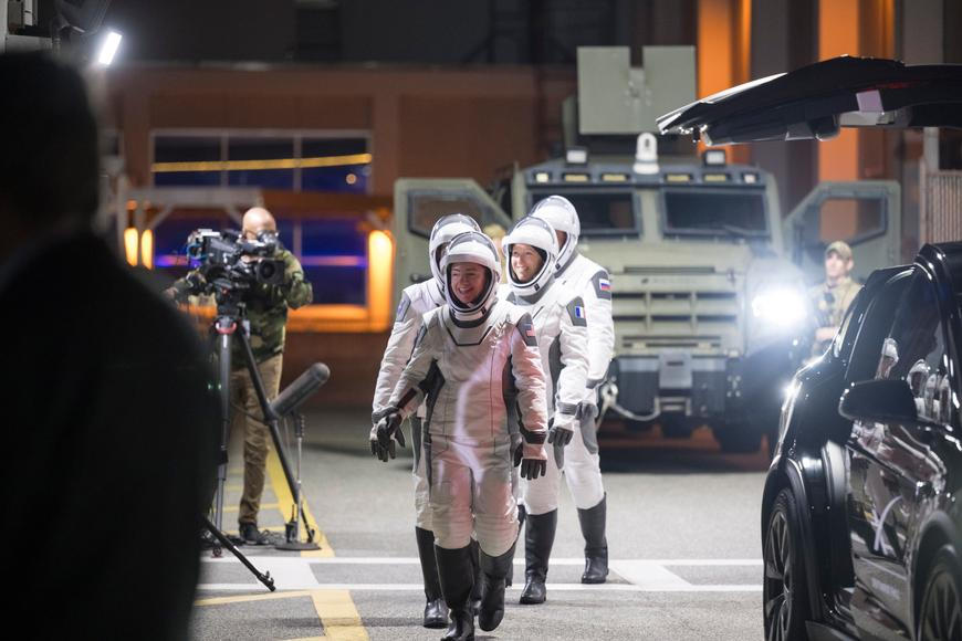 Kosmická loď Crew Dragon se čtyřčlennou posádkou odstartovala k vesmírné stanici