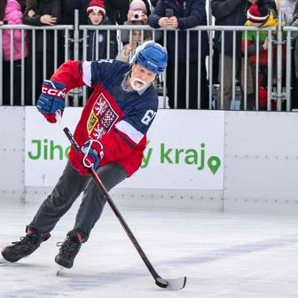 Hokejový dres č. 61 a prezident, který si to opravdu užívá