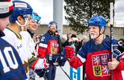 Hokejový dres č. 61 a prezident, který si to opravdu užívá