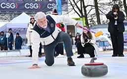 Hokejový dres č. 61 a prezident, který si to opravdu užívá