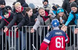 Hokejový dres č. 61 a prezident, který si to opravdu užívá