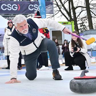 Hokejový dres č. 61 a prezident, který si to opravdu užívá