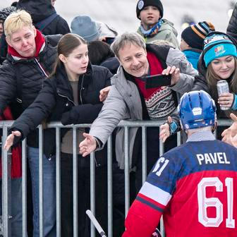 Hokejový dres č. 61 a prezident, který si to opravdu užívá