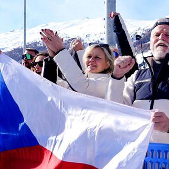 Hokejový dres č. 61 a prezident, který si to opravdu užívá