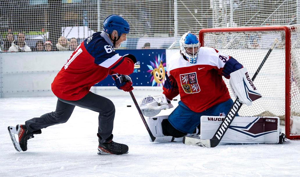Hokejový dres č. 61 a prezident, který si to opravdu užívá