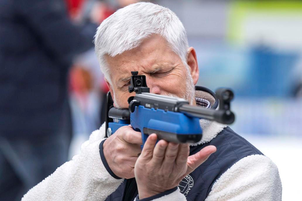 Hokejový dres č. 61 a prezident, který si to opravdu užívá