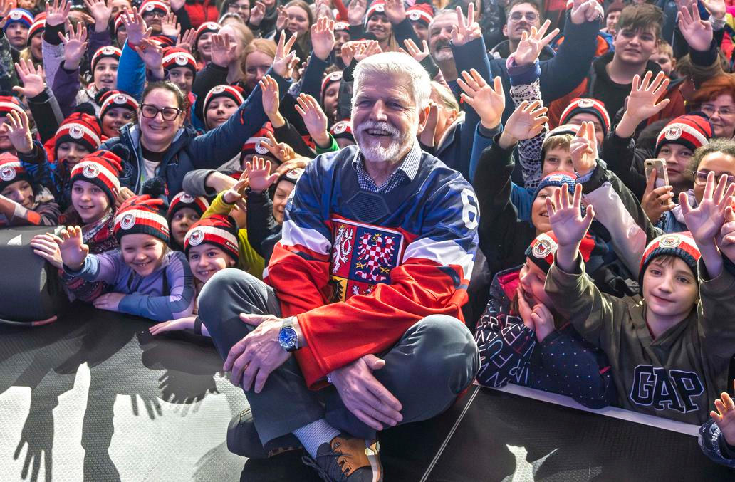 Hokejový dres č. 61 a prezident, který si to opravdu užívá