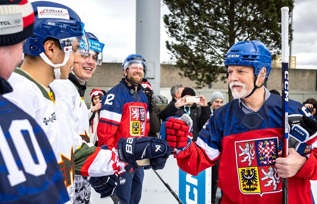 Hokejový dres č. 61 a prezident, který si to opravdu užívá