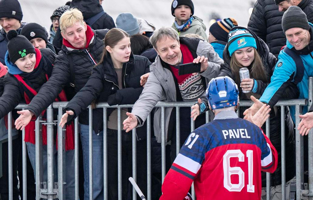 Hokejový dres č. 61 a prezident, který si to opravdu užívá