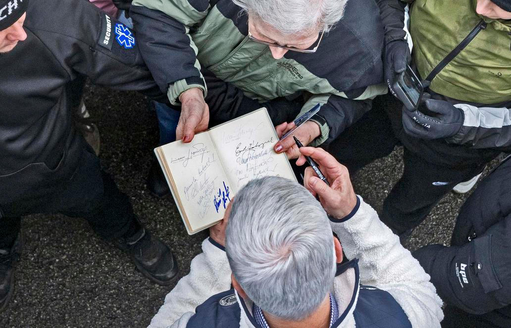 Hokejový dres č. 61 a prezident, který si to opravdu užívá