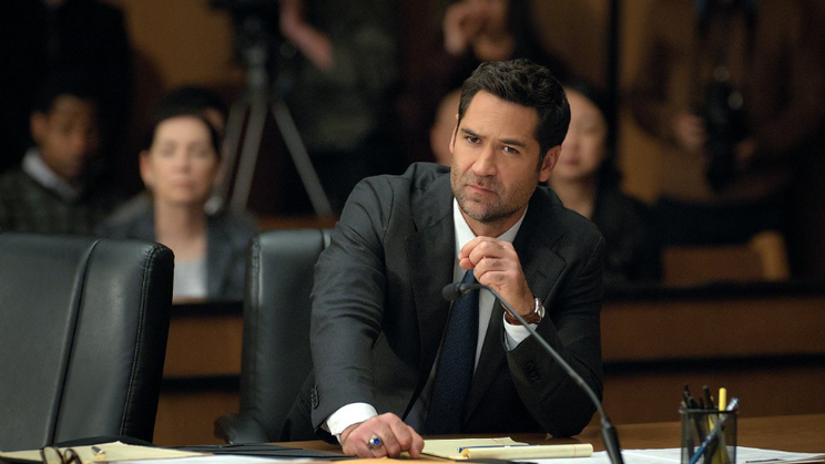 Manuel Garcia-Rulfo jako losangeleský právník Mickey Haller. Čtvrtou řadu amerického krimiseriálu Advokát (2026) režíroval Ted Humphrey.