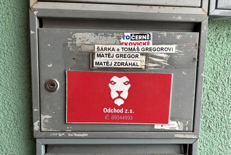 O schránku na vítkovické Halasově ulici se dělí spolek Odchod a třeba i Matěj Zdráhal, Gregorův poslanecký asistent a neúspěšný motoristický kandidát ve sněmovních volbách.