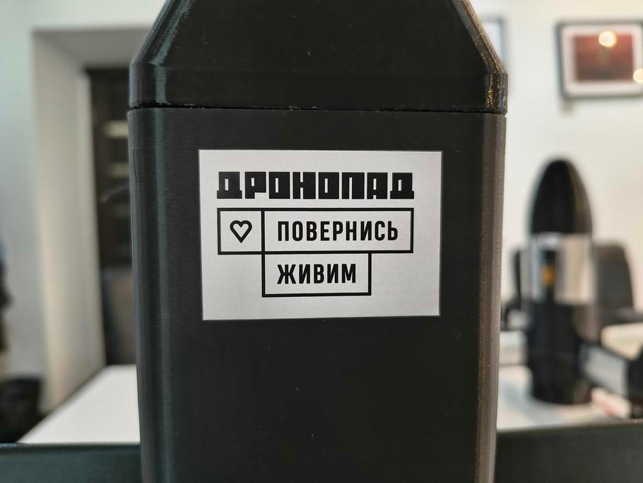 Jeden z dronů projektu Dronopád neziskové ukrajinské organizace Come back alive (Vrať se živý). Kyjev, 11. února 2026.