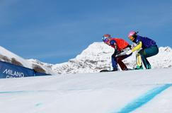 Eva Adamczyková (v červené) v osmifinále snowboardcrossu na ZOH 2026