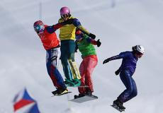 Eva Adamczyková (v červené) ve čtvrtfinále snowboardcrossu na ZOH 2026