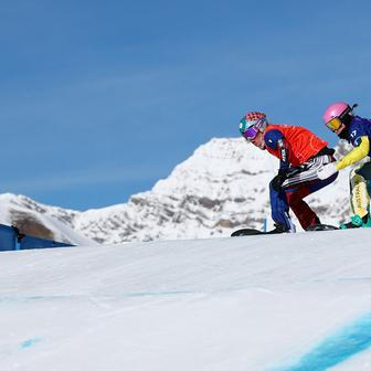 Eva Adamczyková (v červené) v osmifinále snowboardcrossu na ZOH 2026